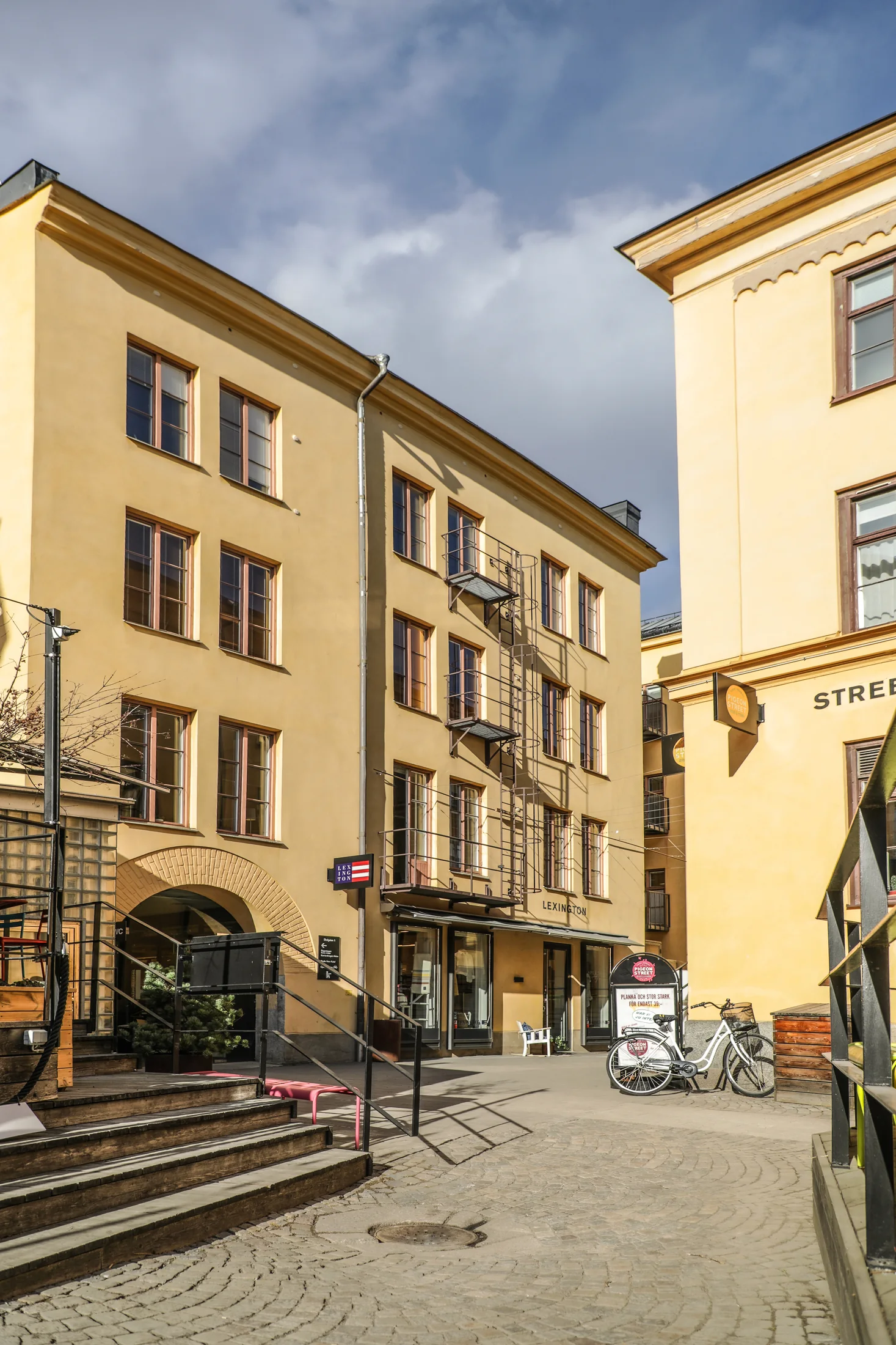 Fastigheter med butikslokaler i ett stadskvarter.