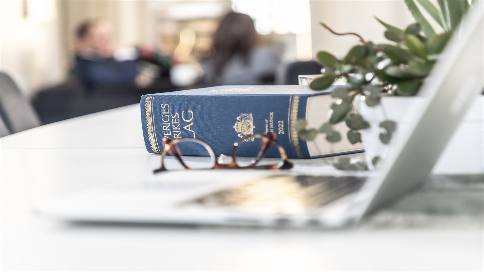 Dator och juridisk litteratur i kontorsmiljö